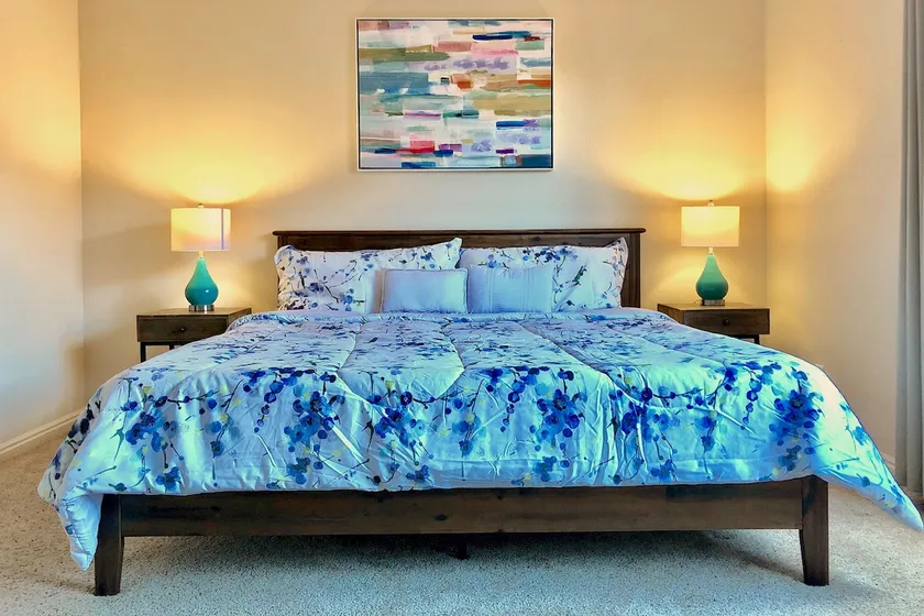#1 Amazing Work/Vacation Townhouse 3bd King Suite - Image 1