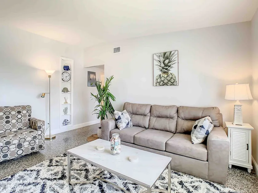 Beachside Bungalow just steps from the fun & beach - Image 1