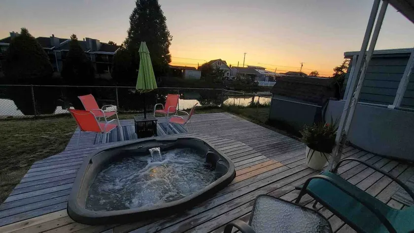 Cozy 2bd home on waterfront with hot tub - Image 1