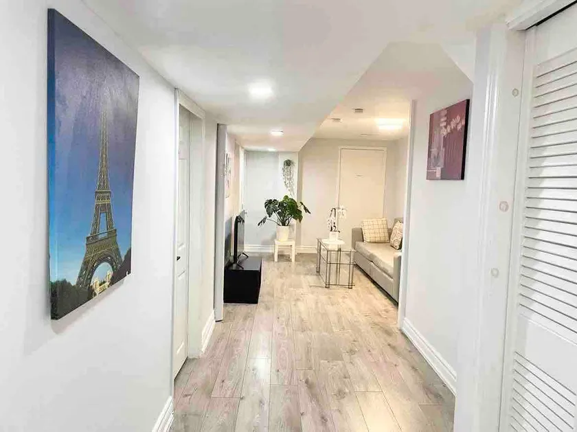Stylish & Spacious 2BR apartment - Image 1