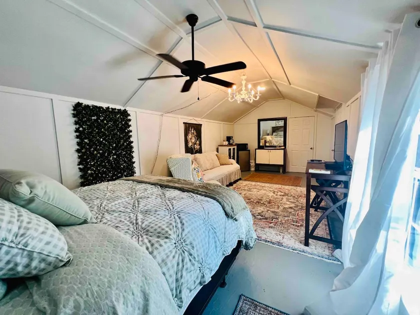 Cozy hideaway w/ a private hot tub. - Image 1