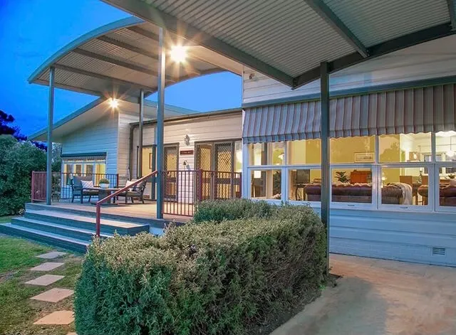 Victoria House- Great location - Image 1