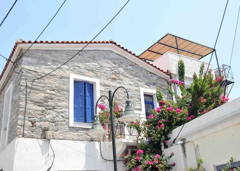 Two-storey traditional residence in the center - Image 1