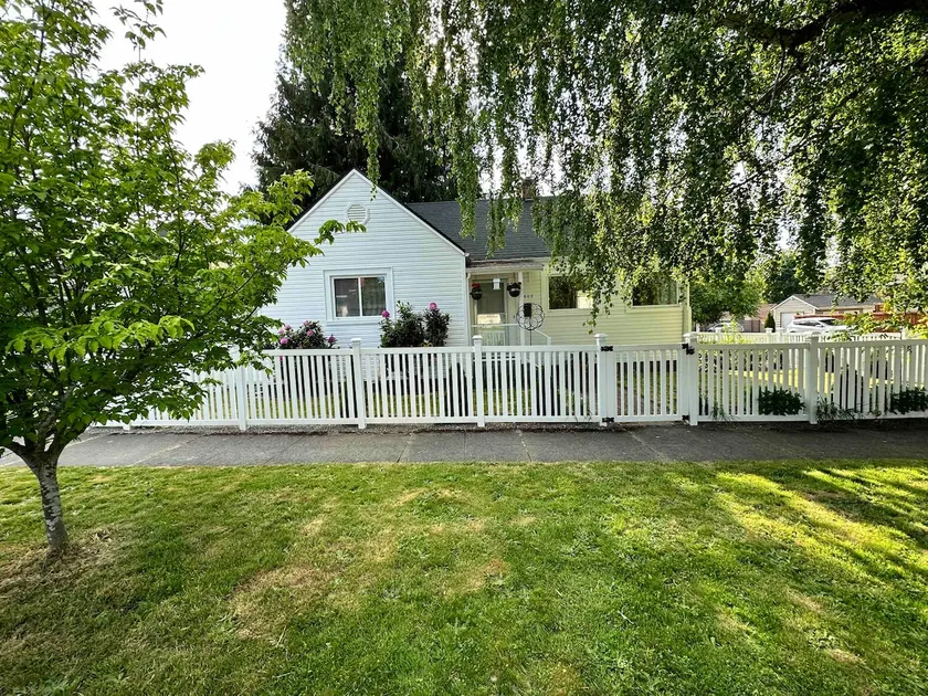 BoDeke's N. Tacoma Landing w/HOT TUB, near UPS - Image 1