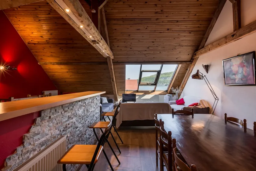 Charming lakeside duplex with private beach - Image 1
