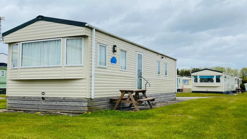 Seaside Holiday Park 4-bed Caravan in Heysham - Image 1