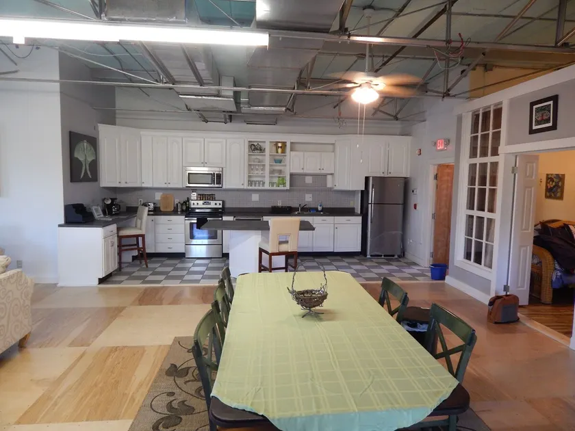 Deluxe corner apartment with riverfront views close to dining and downtown - Image 1