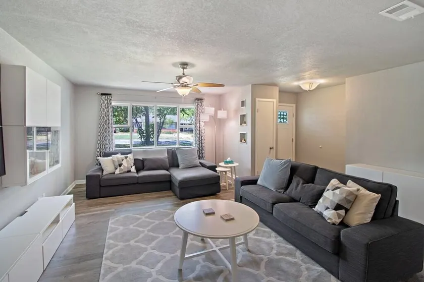 Modern 4 bedroom house near Extraco Event Center - Image 1