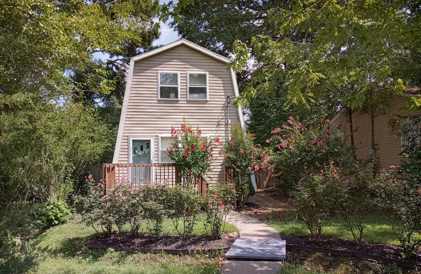 Cozy 2 Bedroom Garden Oasis Home - Image 1