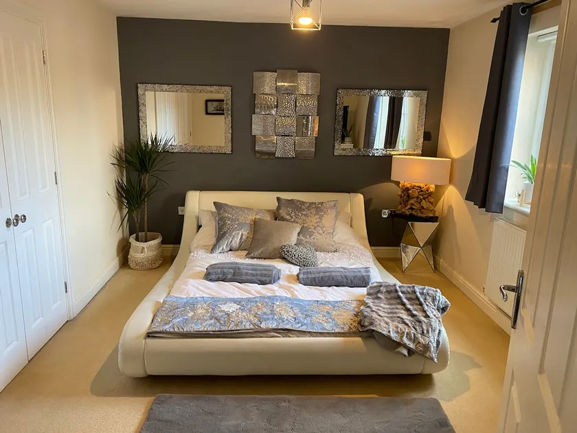 Town Centre Spacious, Stylish Apartment. Fast Wifi - Image 1
