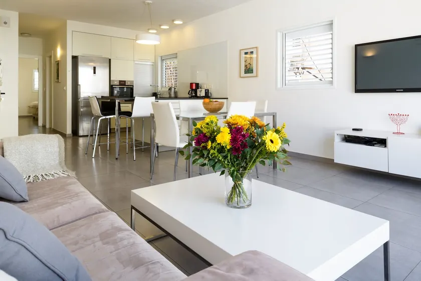 Miklat Comfort Near Frishman Beach By Feelhome - Image 1