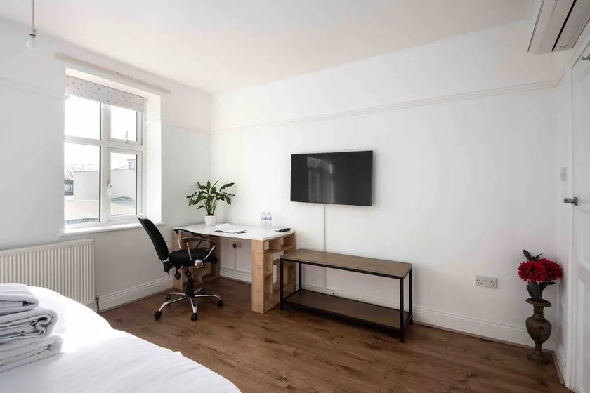 Three Bedrooms Flat Central London-Emirate - Image 1