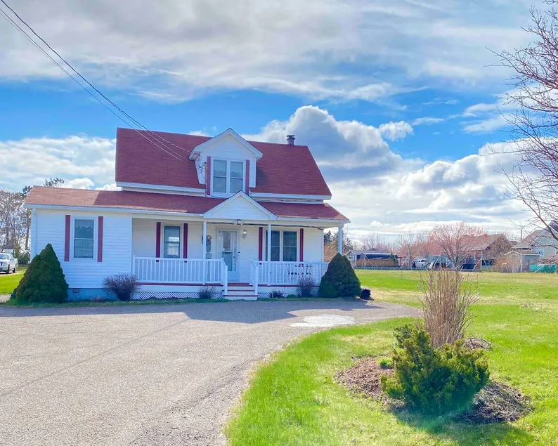 Spacious & Authentic Acadian Home · 5 beds, 1 acre - Image 1