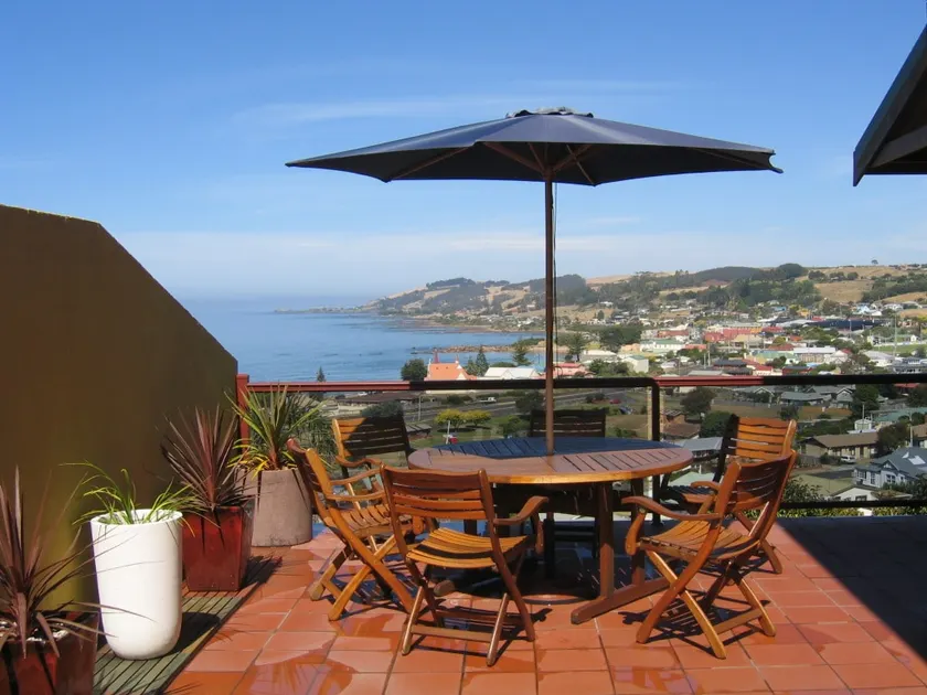 High On Penguin B&B. Superb views, 5 mins to beach - Image 1