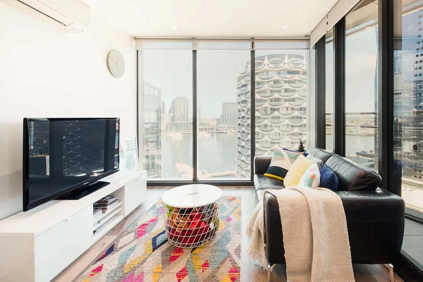 Modern Designer Apartment with Panoramic Harbour Views - Image 1
