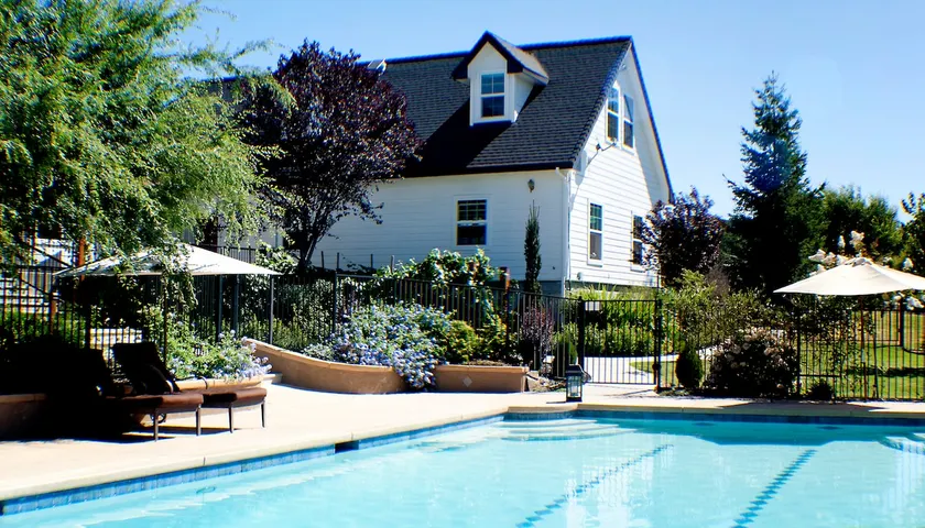 CarriageLoft - A beautiful, Pvt. Loft, pool, spa - Image 1