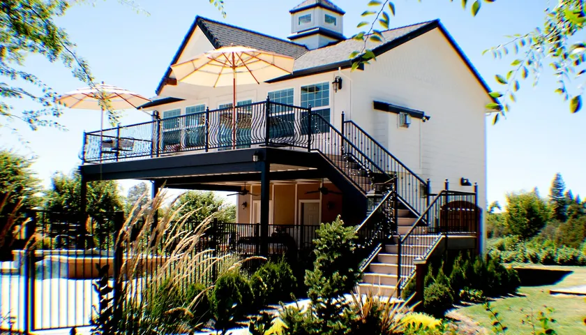 Cottage Pool House, Large Balcony, Separate Unit - Image 1