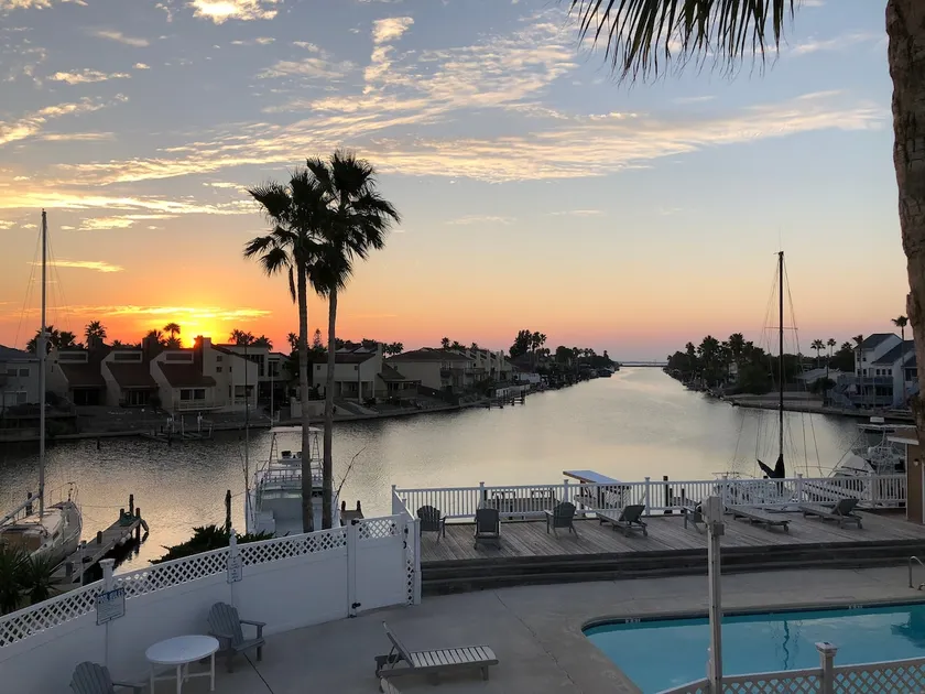 2/Fishing Dock/close to beach/king bed suite - Image 1