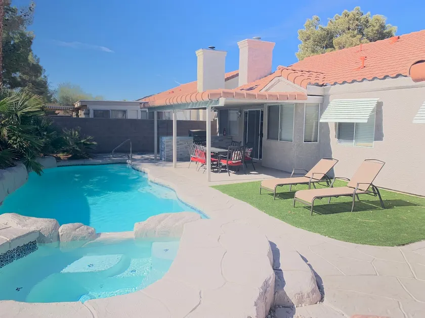 POOL/SPA OASIS - 6 miles from strip - Image 1