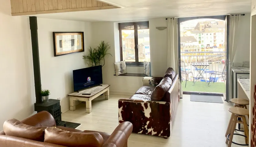 Apartment with roof terrace in historic Barbican - Image 1