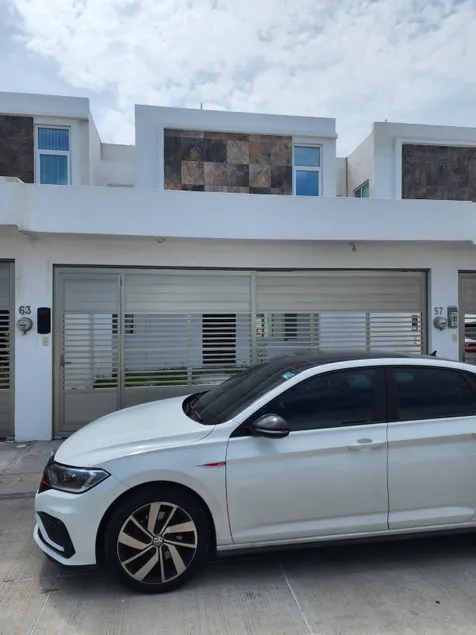 Beautiful family home in a private residential area - Image 1