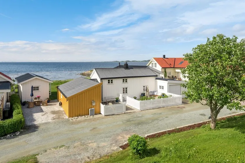 Charming coastal house for rent. - Image 1