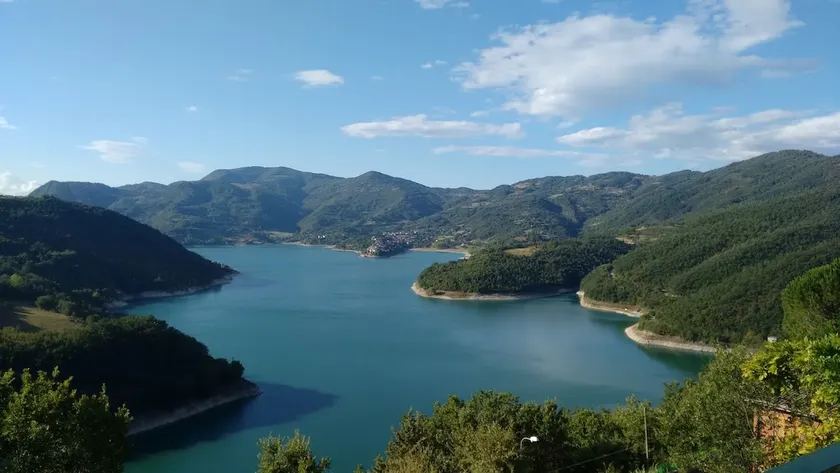 The terrace overlooking the lake - Image 1