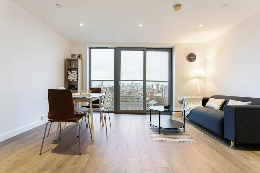 Stunning 1BD Apt with Balcony, Zone 2 near Canary Wharf - Image 1
