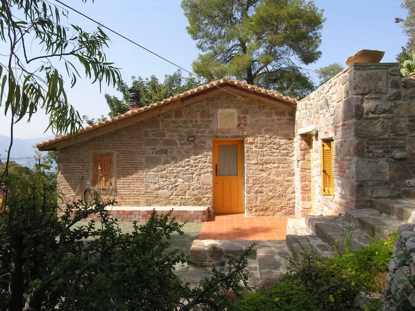 Stone build cottage in Love Bay Poros - Image 1
