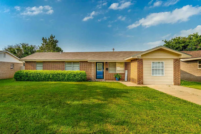 The Hornet Hive~3BR, 2BA~Pool Table~Fun~Clean! - Image 1
