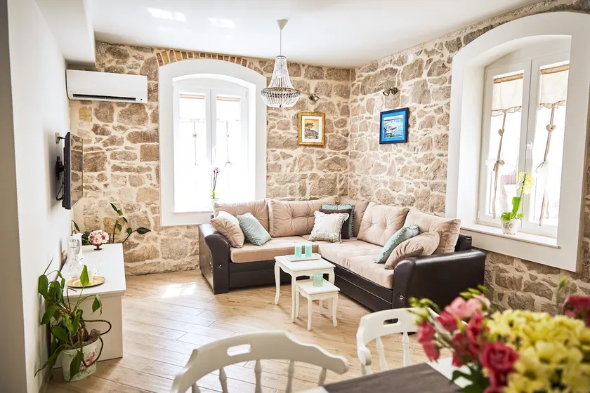 VINTAGE apartment with an outside patio and barbecue - Image 1
