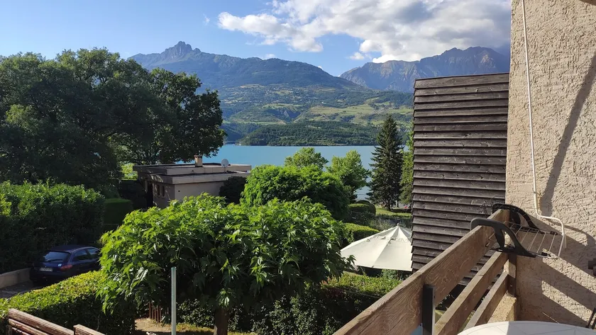 Lakeside apartment with balcony - Image 1