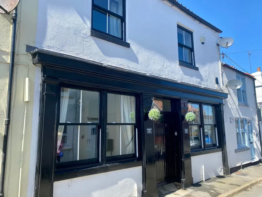 Flamborough Rock House & Cottage - village centre location - sleeps 12 - Image 1