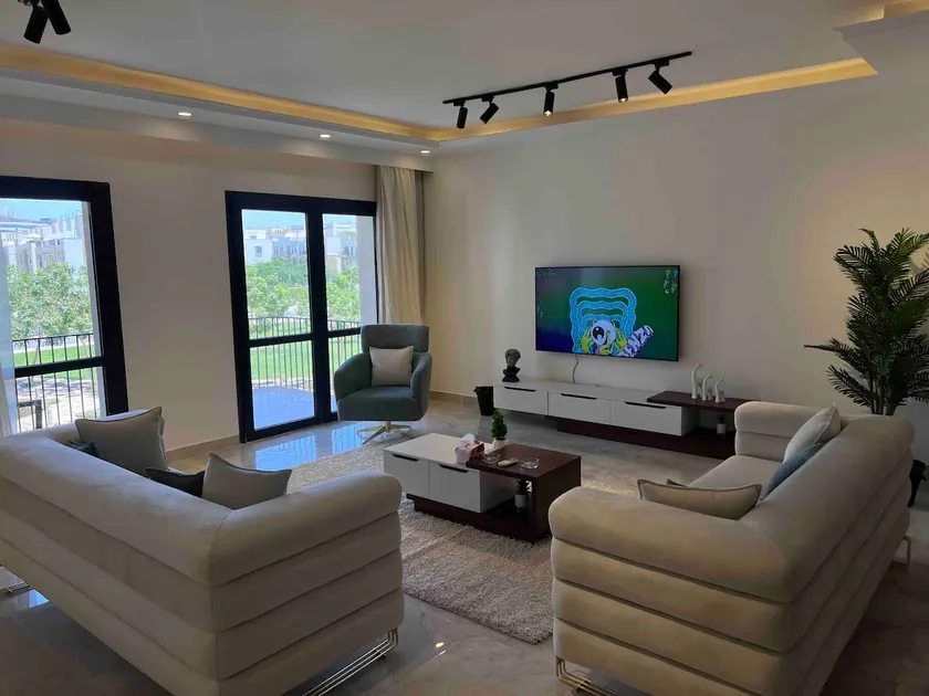Luxury apartment with garden in Beverly Hills compound, Sheikh Zayed - Image 1
