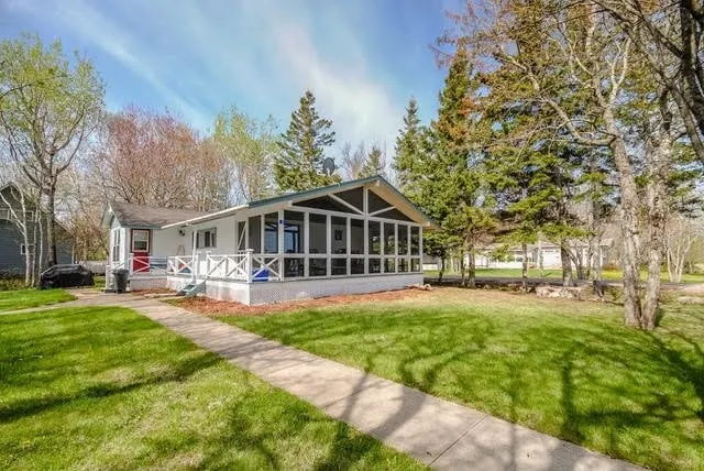 Chalet JP Cottage: 3 bdrm cottage steps to beach - Image 1