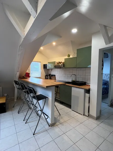 Charming one-bedroom attic apartment – Wi-Fi – Free parking - Image 1