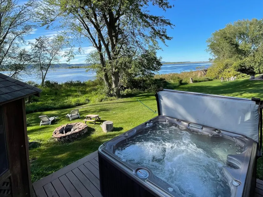 Mississippi River Home / HOT TUB / Sleeps 8 - Image 1