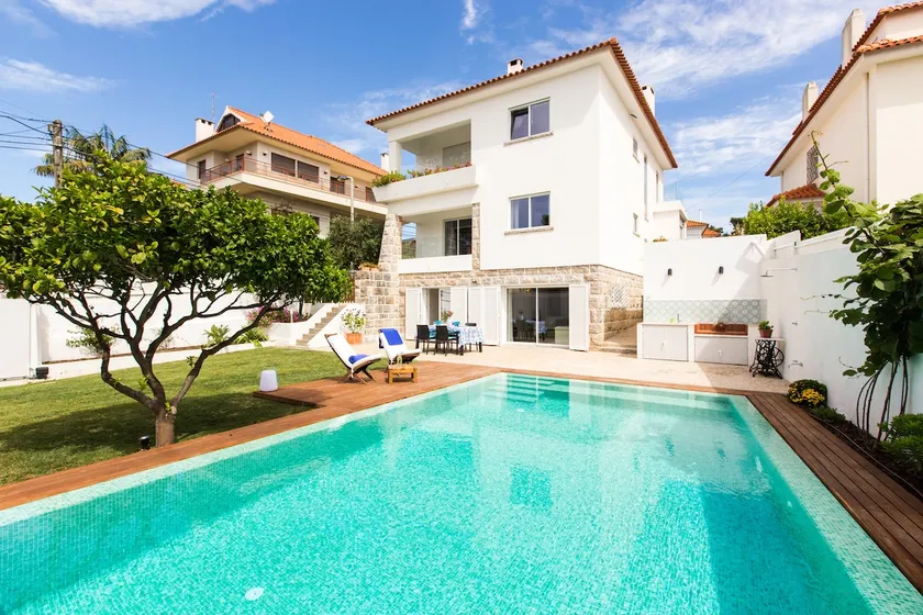 House with a pool on the north coast of Lisbon - Image 1