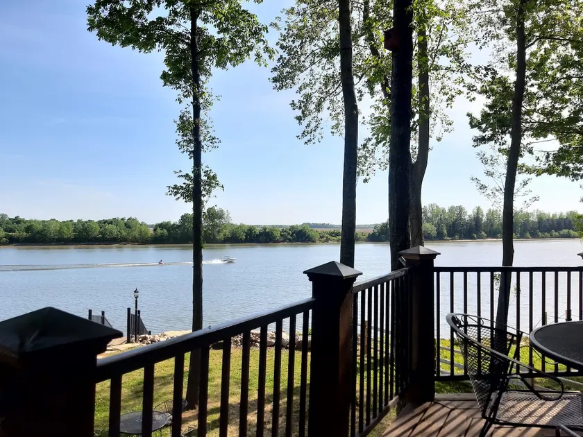 Cozy Lakefront Cabin King Beds Hot Tub & Fire Pit. - Image 1