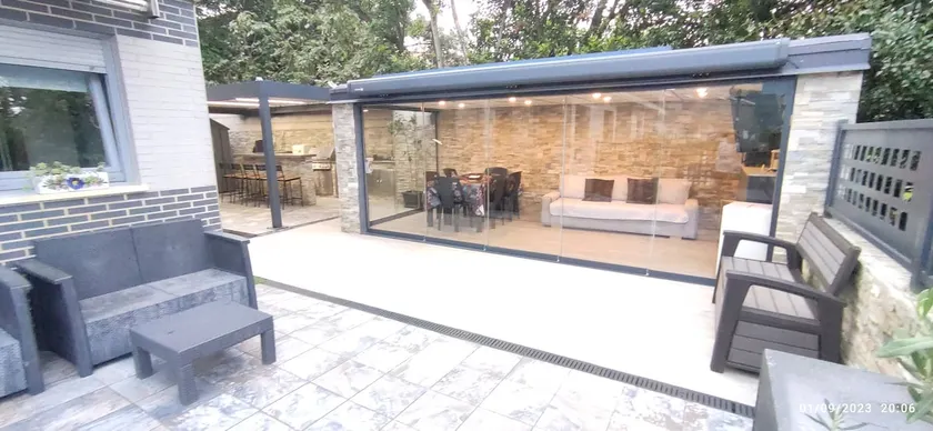 House with barbecue, bar, and gazebo - Image 1