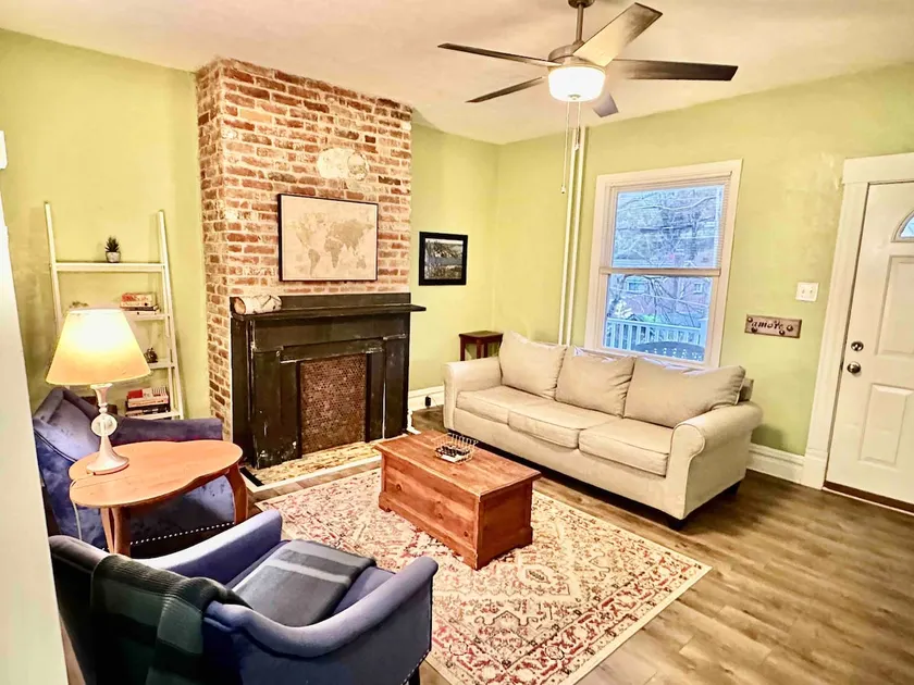 Charming 2br- Sleeps 8- Spacious Back Deck - Image 1