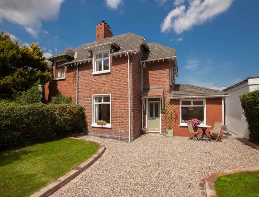 Quaint Cottage near City Airport & Titanic Quarter - Image 1