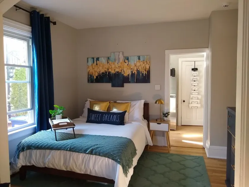 *Popular Studio 1 blk 3rd st* Near Chicago train* - Image 1