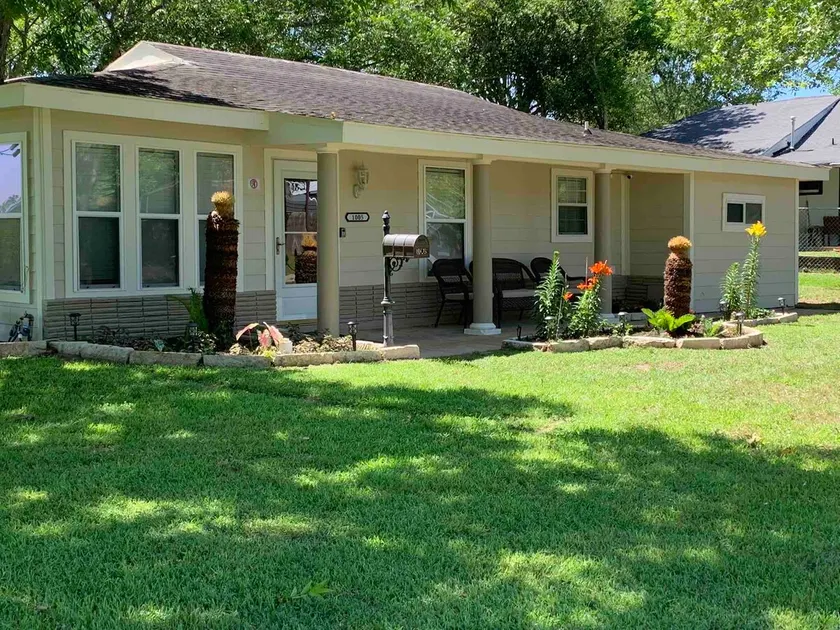 Intimate, modern home near local attractions - Image 1