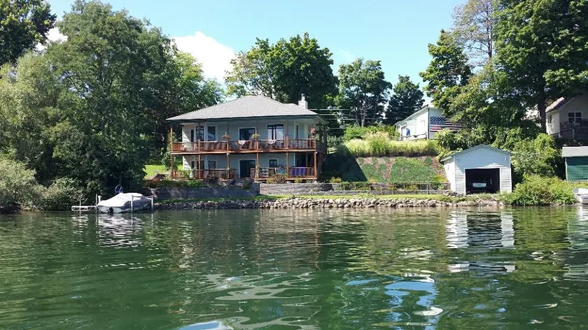 Rare Find! 140' Lake Frontage w dock & boat hoist - Image 1