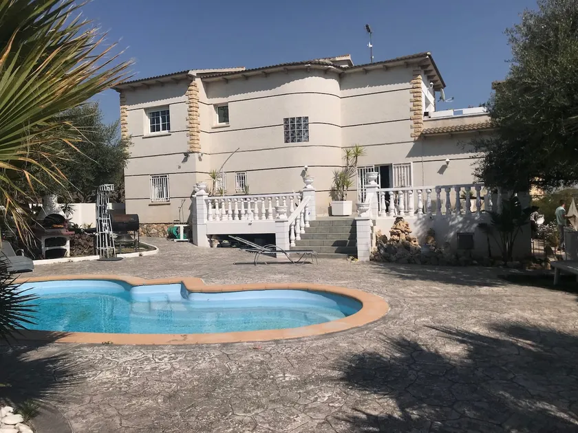 A villa with a swimming pool and a 1,200-square-meter private garden. - Image 1