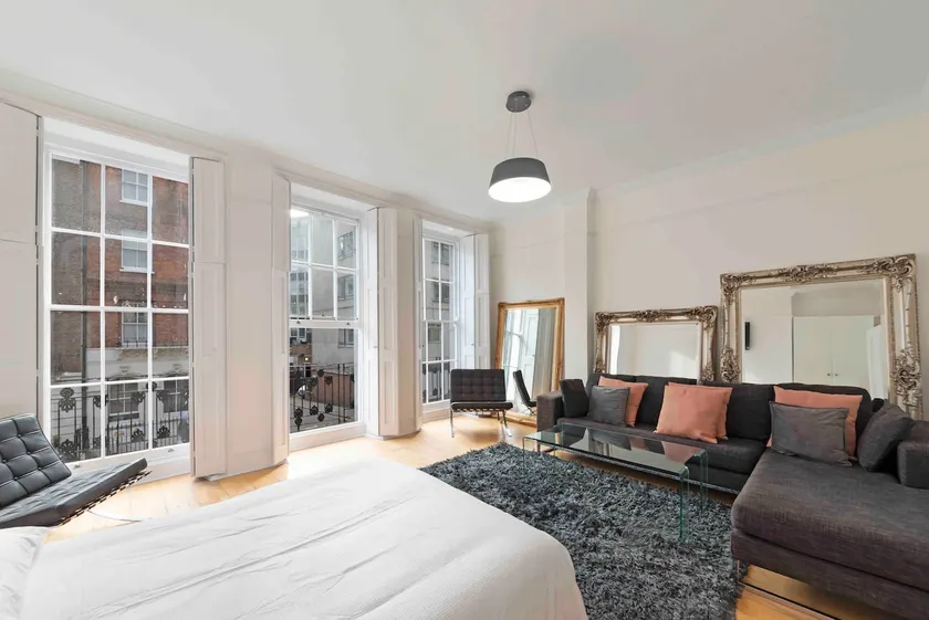 Stylish Upper Berkeley St Studio W1H Sleeps 4 - Image 1