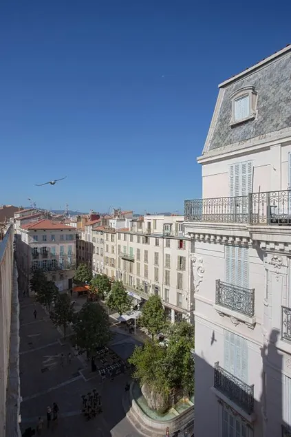 Rooftop view Right in the heart of the city Air-conditioned with elevator - Image 1