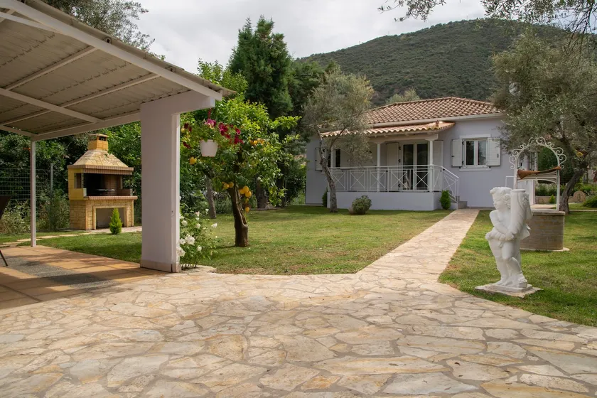 Small villa near the Helike commuter rail station. - Image 1