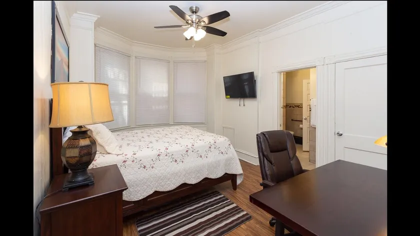 Lovely University City One Bedroom Apartment - Image 1
